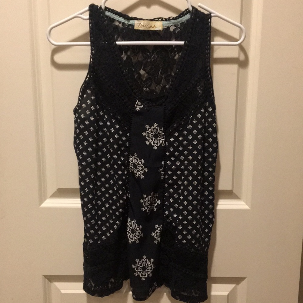 Davina Sleeveless top lace appliqué no size tag approx 18” pit2pit